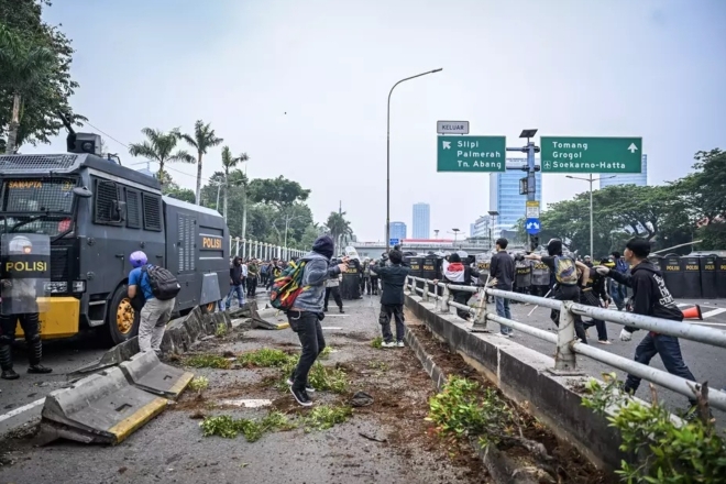 “The system constantly undermines us”: protests in Jakarta expose anger over parliament pay, labour rights & police violence