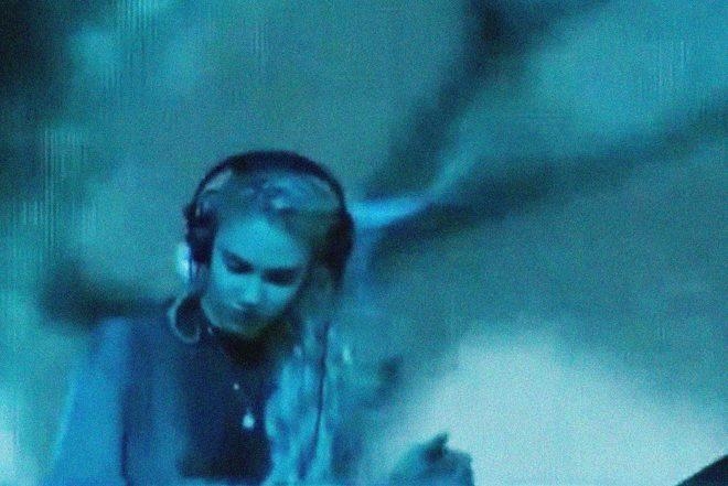 Grimes meminta maaf setelah penampilan DJ set yang ‘hancur’ di Coachella