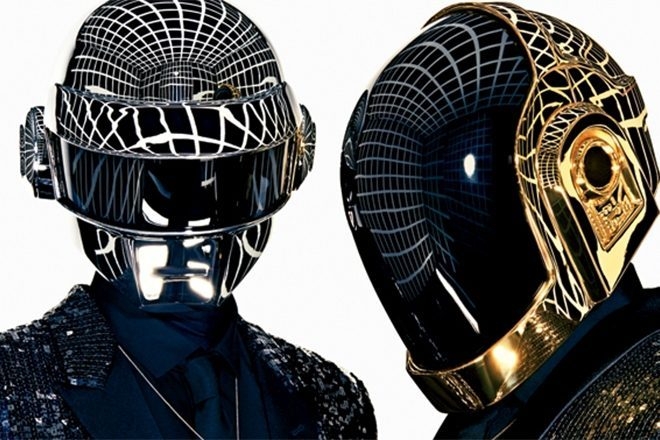 Daft Punk chia sẻ khoảnh khắc không đội mũ bảo hiểm hiếm có trong video "Rolling & Scratchin"
