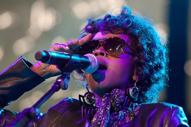 Lauryn Hill performs to near-empty stadium after starting set two hours late