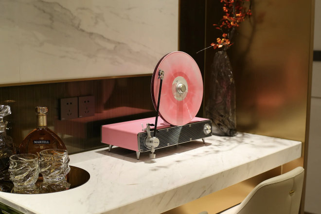​CoolGeek unveils a slick turntable that plays records vertically