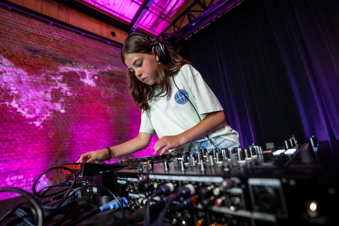 Tomorrowland membuka gerbang akademi virtual untuk mempelajari DJing dan produksi musik