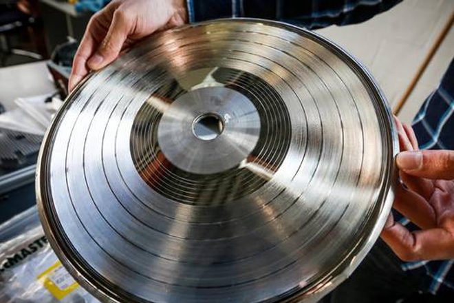 Canadian company modernizes vinyl pressing technology 
