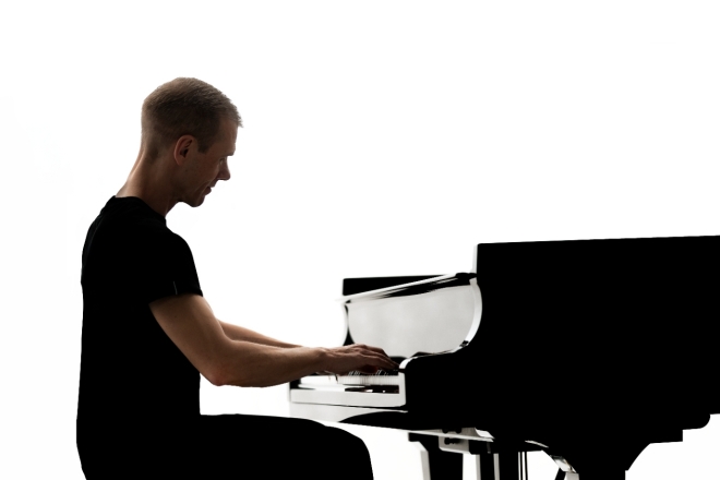 Armin van Buuren goes acoustic with new album ‘Piano’
