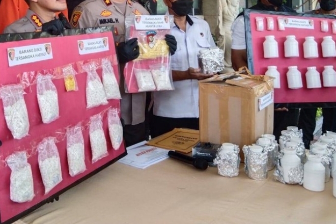 Bali cops bust 4 drug traffickers with over 37,000 pills for year-end parties