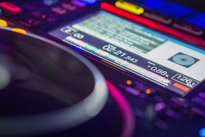 DJs worldwide, you're in for a chance of winning $1,000 in this DJ competition