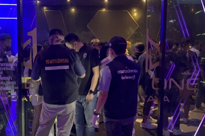 Over 200 customers overwhelm police & flee Pattaya club raid
