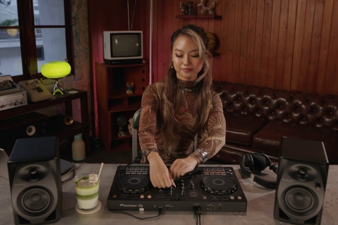 Watch: How to DJ on the DDJ-FLX4
