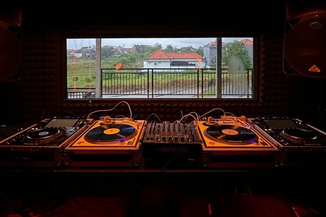 DESØNER relaunches electronic music school at Canggu hotspot Mejan