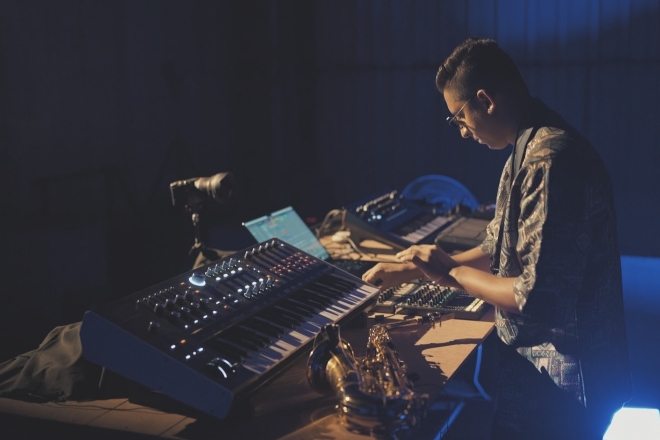 Watch: GNDHI demonstrates technical mastery & deep musicality in new live set video