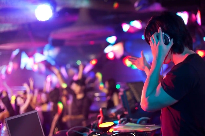 Hong Kong finally allows live musicians & DJs to officially perform in bars and clubs