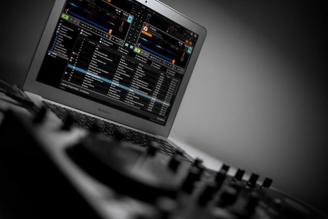 Los Angeles nightclub bans laptops from its booth