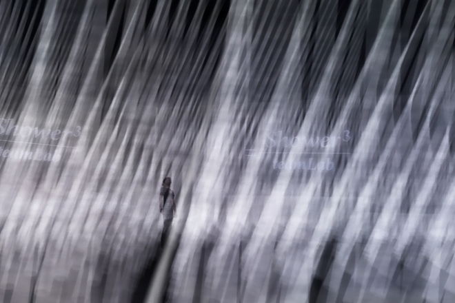 ​Bask in the beams of a three-dimensional light shower by teamLab