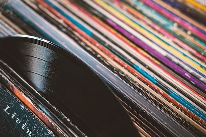 UK vinyl spending set to surpass CDs for the first time since 1987