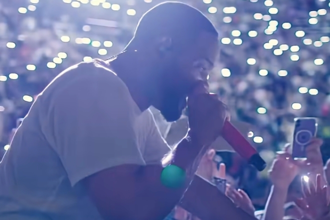 “Distorted faces” & “extra digits” fuel AI rumours in Will Smith’s new tour video